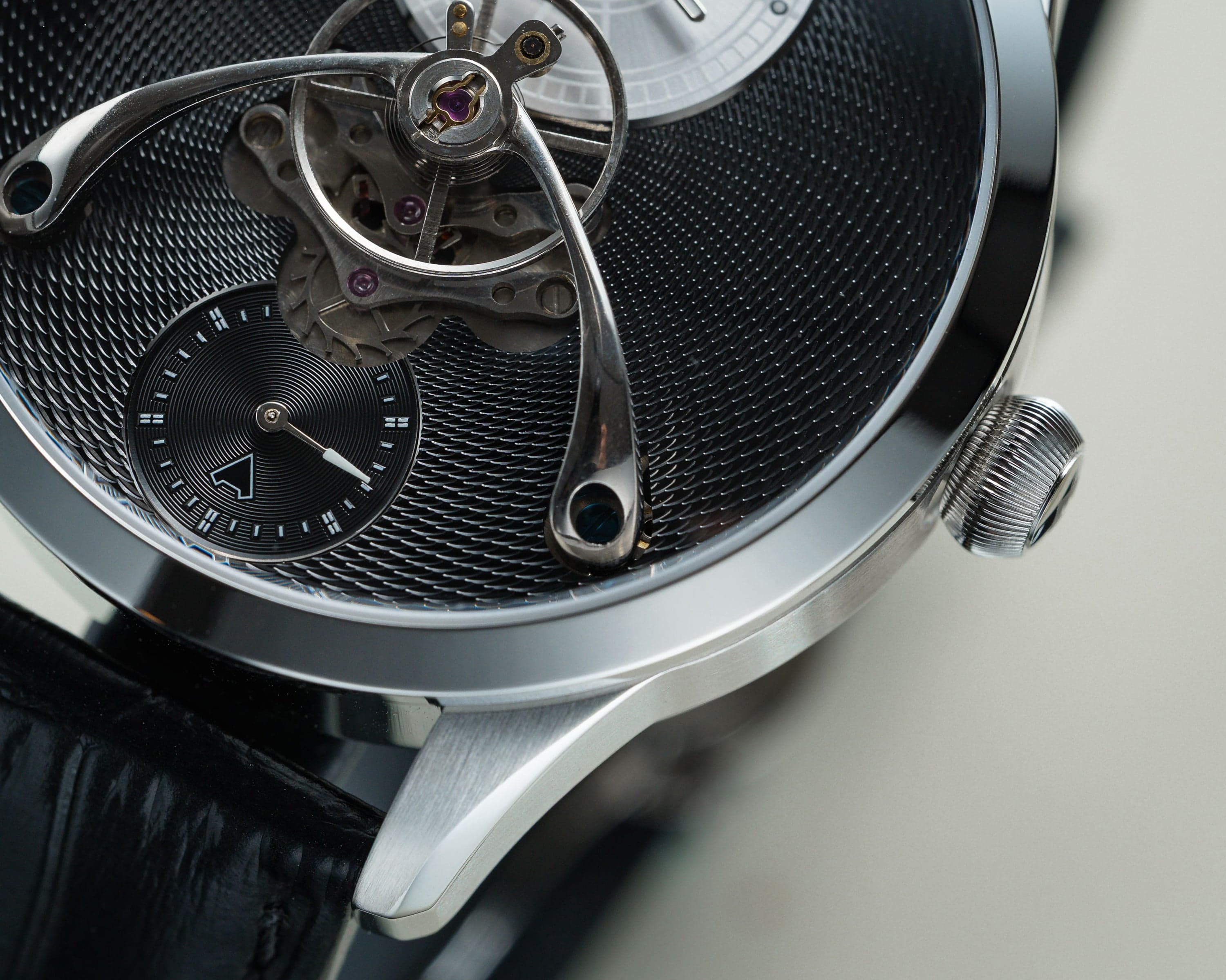 Neoma Star Nero by Black Corner × Omnis — side profile detail of the polished steel case, fluted crown and lug